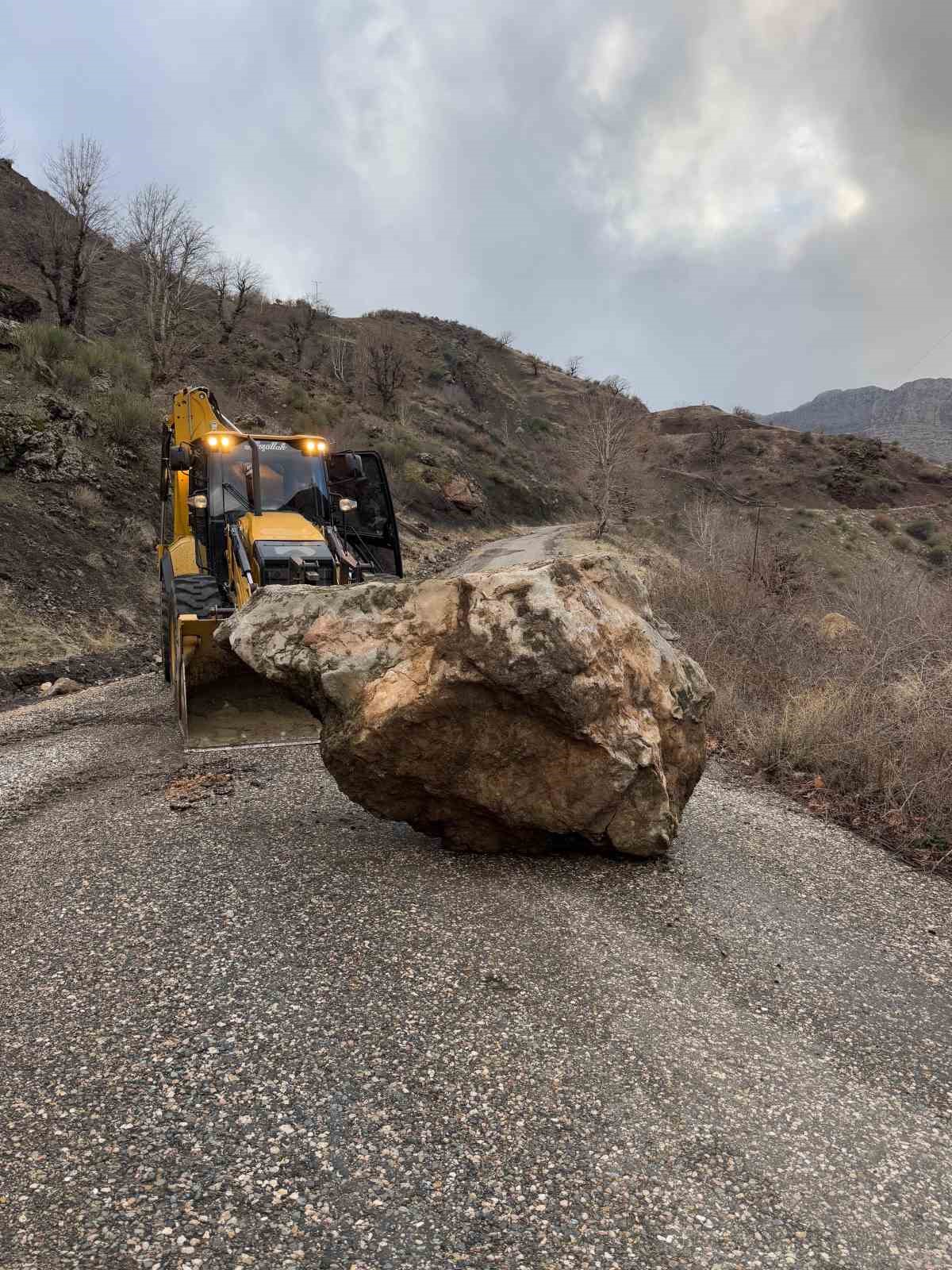 Adıyaman’ın Sincik ilçesinde etkili olan kuvvetli sağanak yağış sonrası meydana