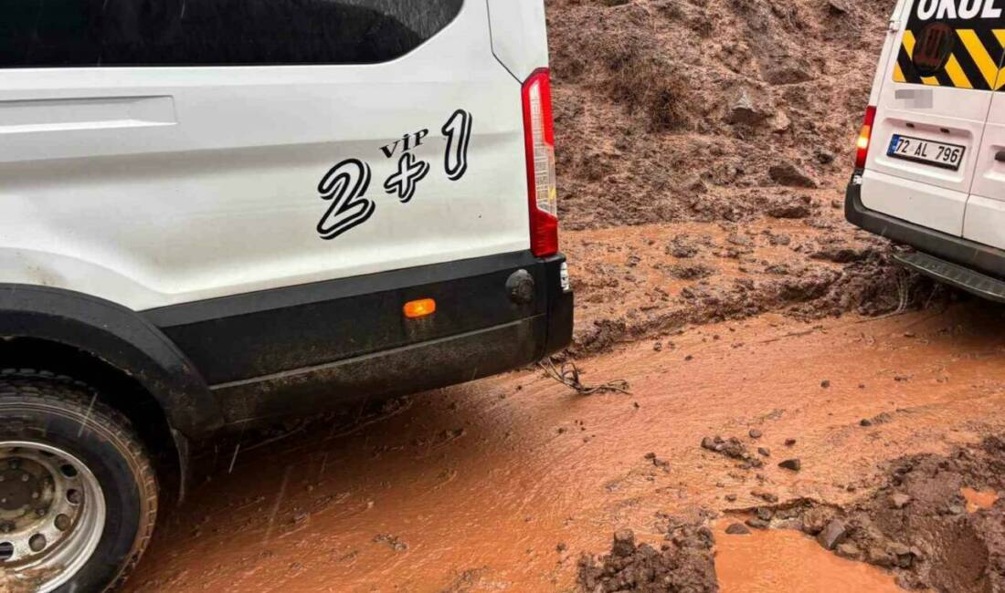 Batman’ın Sason ilçesi Çakırpınar köyünde yaşanan heyelan sonucu çamura saplanan