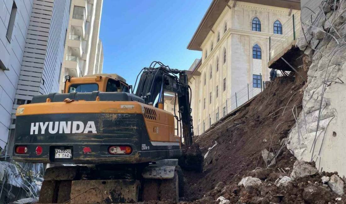 Şanlıurfa’nın Karaköprü ilçesinde istinat duvarı çöken sitedeki 4 daire hasar