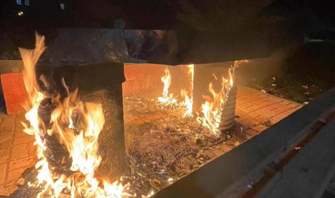 Adıyaman’ın Kahta ilçesinde parktaki bank alev alarak yandı.