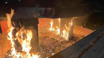 Adıyaman’ın Kahta ilçesinde parktaki bank alev alarak yandı.