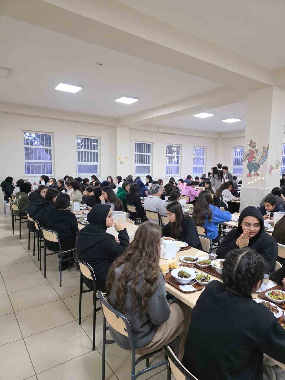 Adıyaman’ın Gölbaşı Kaymakamı Kadir Algın, İlçe Milli Eğitim Müdürü Akif