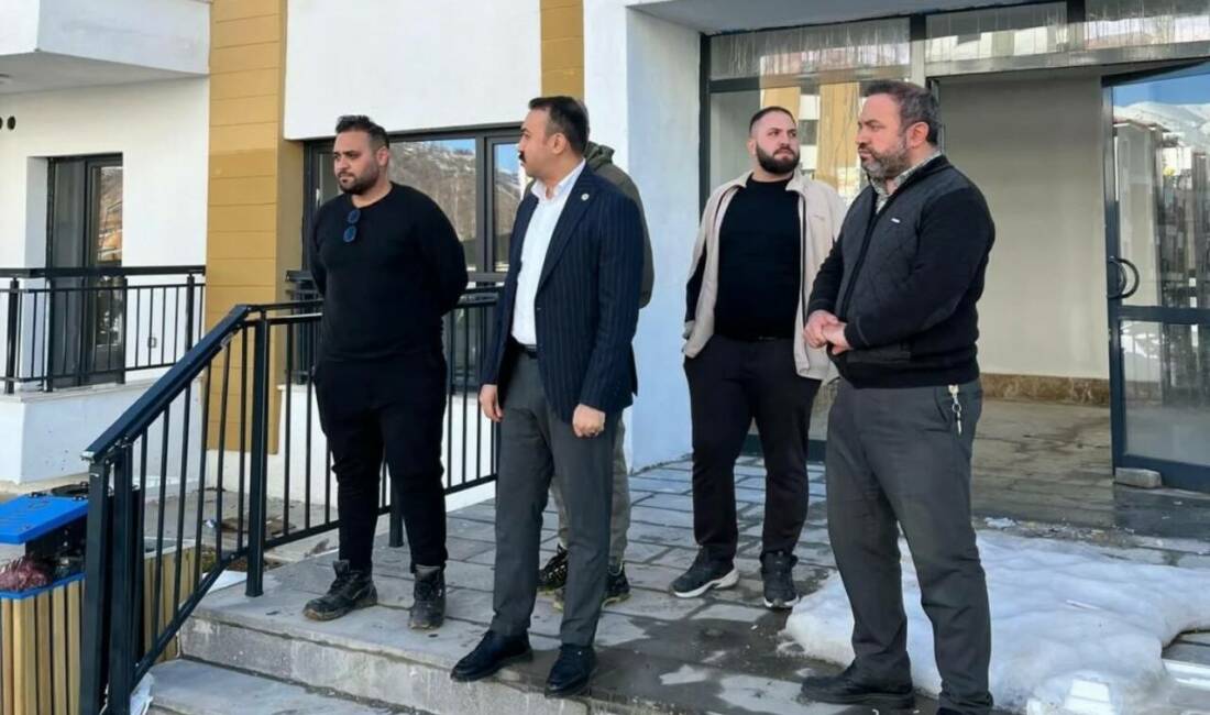 Adıyaman’ın Çelikhan Kaymakamı Özgür Pelvan yapımı tamamlanan deprem konutlarında incelemelerde