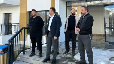 Adıyaman’ın Çelikhan Kaymakamı Özgür Pelvan yapımı tamamlanan deprem konutlarında incelemelerde