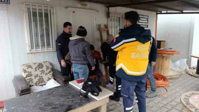 Adıyaman’da inşaatta çalışan elektrik ustası, matkapla elini delerek yaralandı.