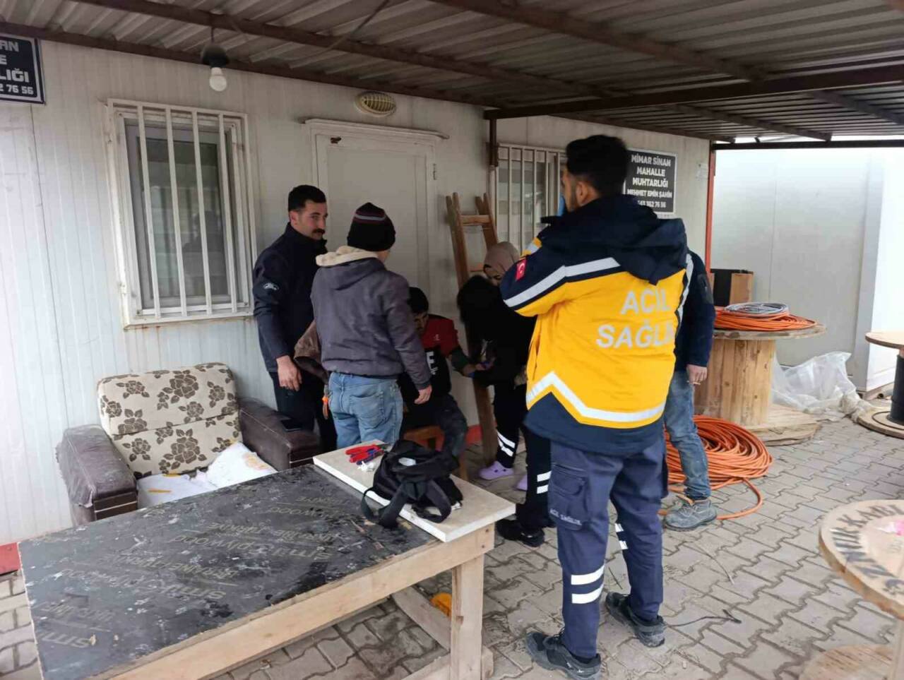 Adıyaman’da inşaatta çalışan elektrik ustası, matkapla elini delerek yaralandı.