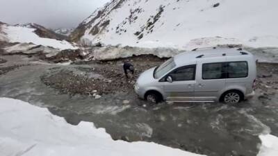 Adıyaman’ın Sincik ilçesine bağlı Yarpuzlu köyünde menfez bulunmayan yol sağanak