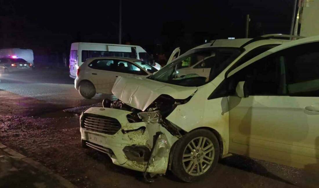 Adıyaman’da minibüs ile hafif ticari aracın çarpışması sonucu meydana gelen