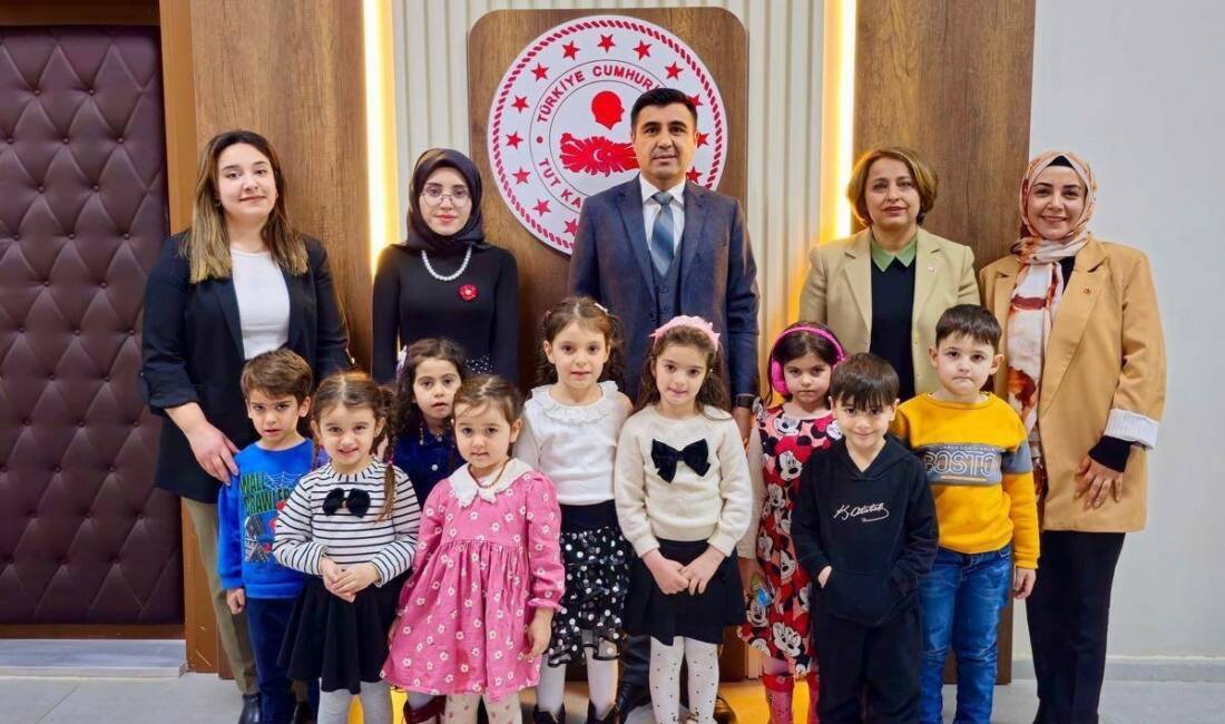 Adıyaman’ın Tut ilçesinde anaokulu öğrencileri, Kaymakam Celal Güngör’ü makamında ziyaret