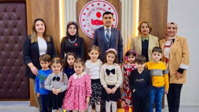 Adıyaman’ın Tut ilçesinde anaokulu öğrencileri, Kaymakam Celal Güngör’ü makamında ziyaret