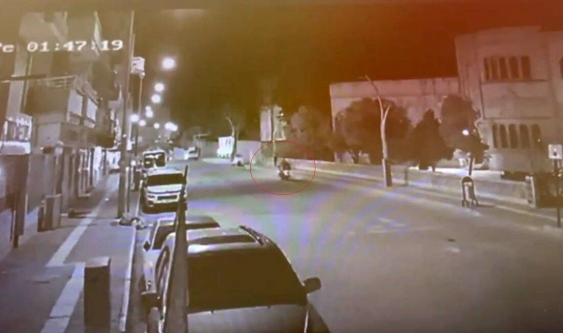 Mardin’in Nusaybin ilçesinde motosikletin kadına çarptığı anlar güvenlik kamerasına yansıdı.