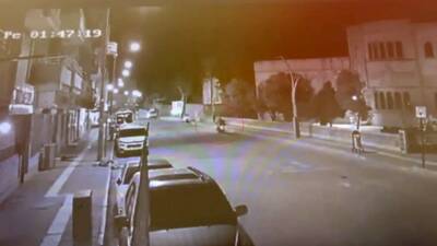 Mardin’in Nusaybin ilçesinde motosikletin kadına çarptığı anlar güvenlik kamerasına yansıdı.