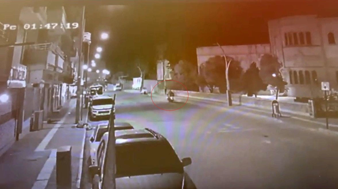 Mardin’in Nusaybin ilçesinde motosikletin kadına çarptığı anlar güvenlik kamerasına yansıdı.