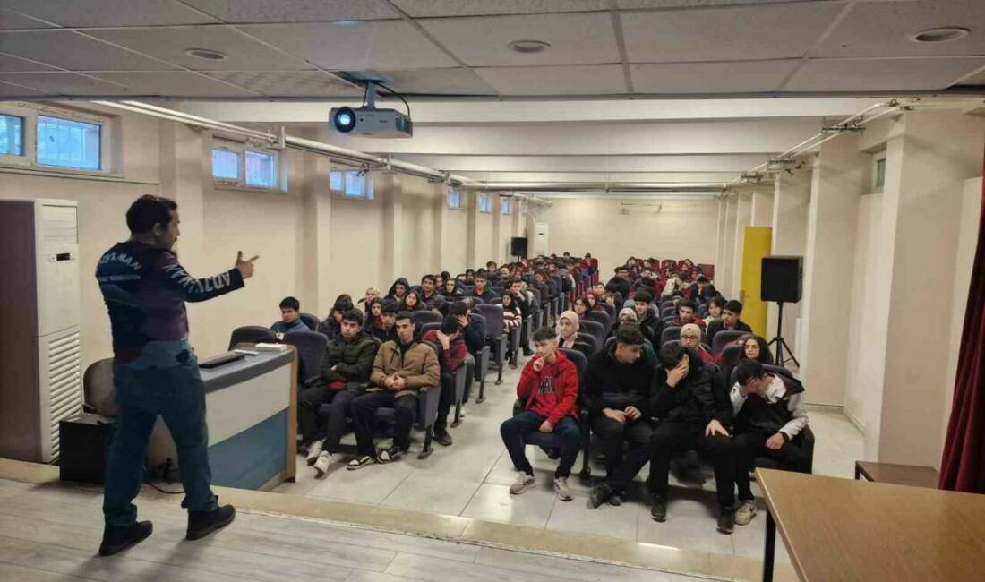 Adıyaman’da öğrencilere yamaç paraşütü sporu ve pilotluğu mesleği tanıtıldı.