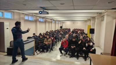 Adıyaman’da öğrencilere yamaç paraşütü sporu ve pilotluğu mesleği tanıtıldı.