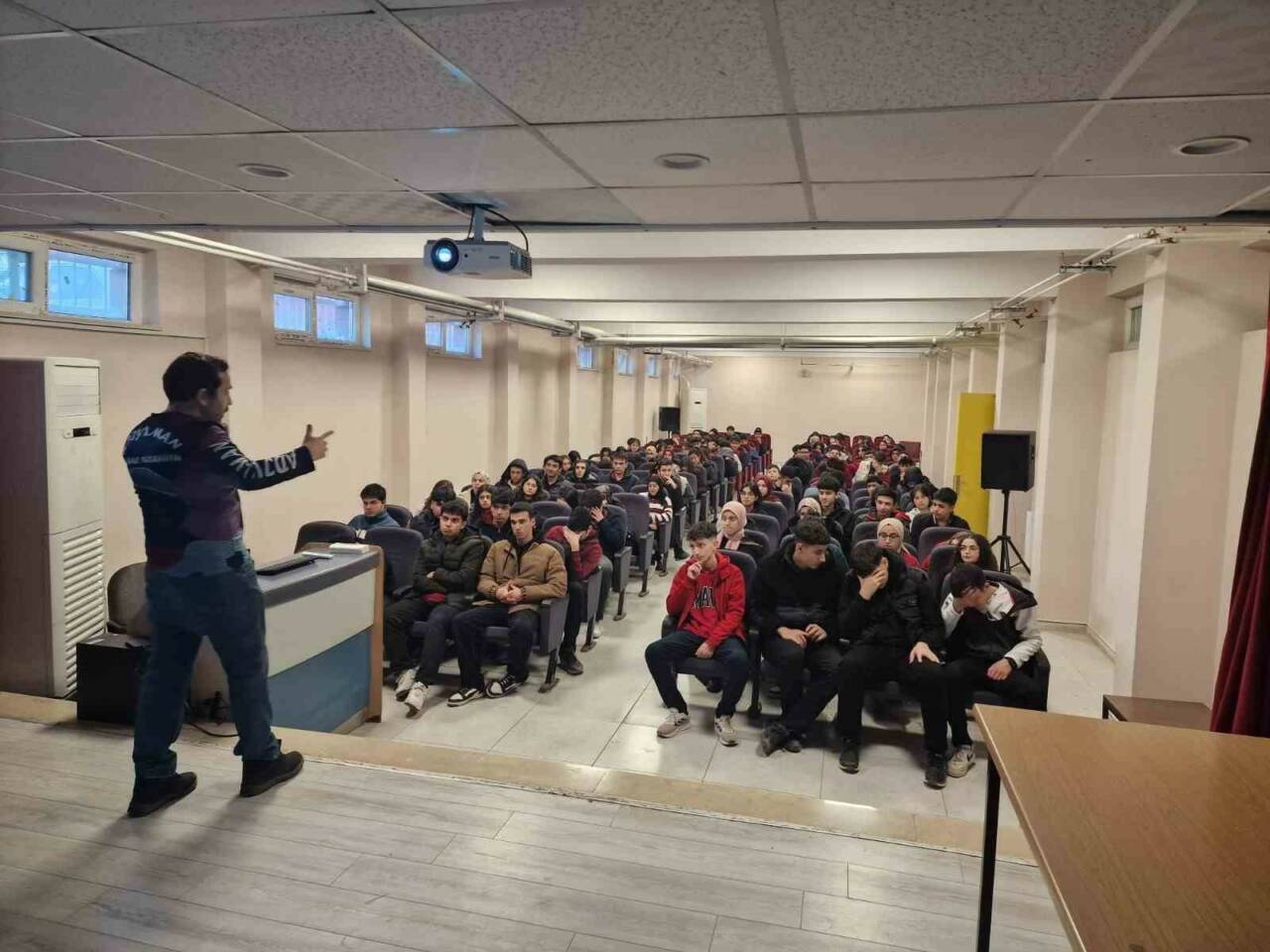 Adıyaman’da öğrencilere yamaç paraşütü sporu ve pilotluğu mesleği tanıtıldı.