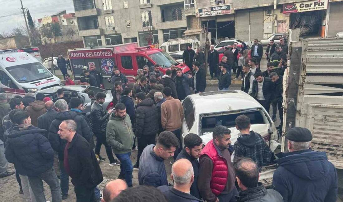 Adıyaman’da bir otomobilin park halindeki araçlara çarpması sonucu 1’i ağır