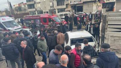 Adıyaman’da bir otomobilin park halindeki araçlara çarpması sonucu 1’i ağır