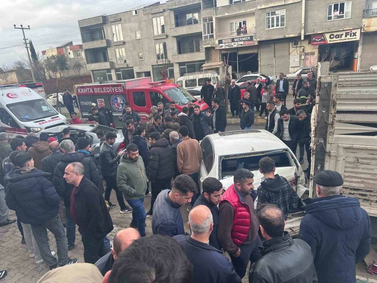 Adıyaman’da bir otomobilin park halindeki araçlara çarpması sonucu 1’i ağır
