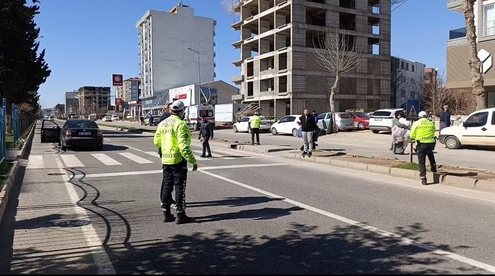 Adıyaman’da otomobilin çarptığı kız çocuğu yaralandı.