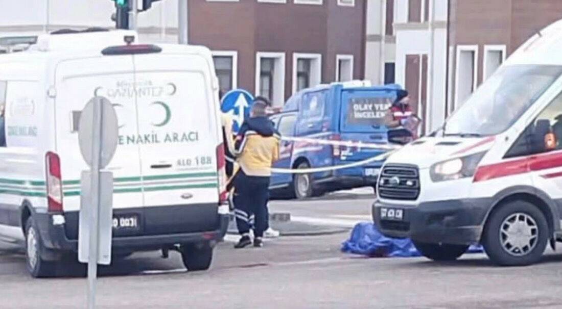 Gaziantep’te kavşakta otomobilin çarptığı motosikletin sürücüsü hayatını kaybetti.