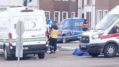 Gaziantep’te kavşakta otomobilin çarptığı motosikletin sürücüsü hayatını kaybetti.