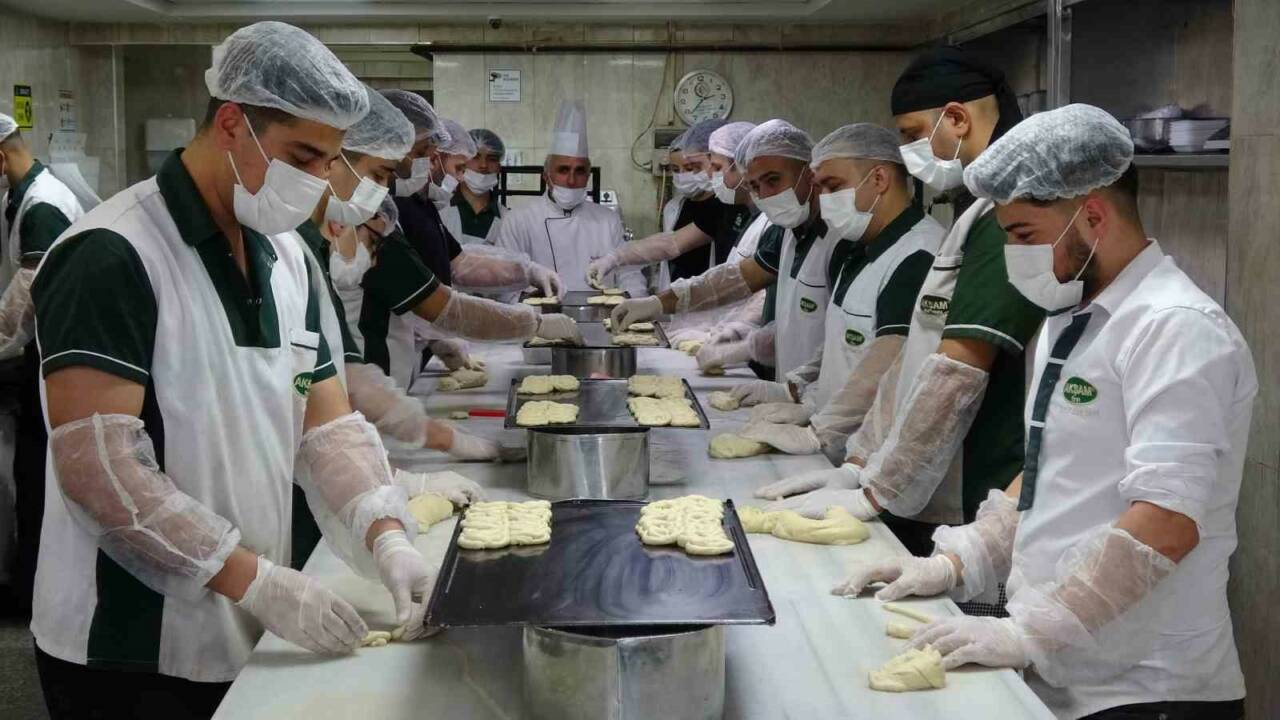 Gaziantep'te Ramazan ayının vazgeçilmez lezzetlerinden olan Halep kahkesi, sadece bu