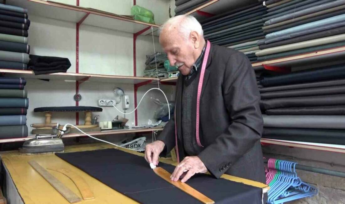 Adıyaman’da 66 yıldır terzilik yapan şalvar ustası Hacı Tümay, teknolojiye