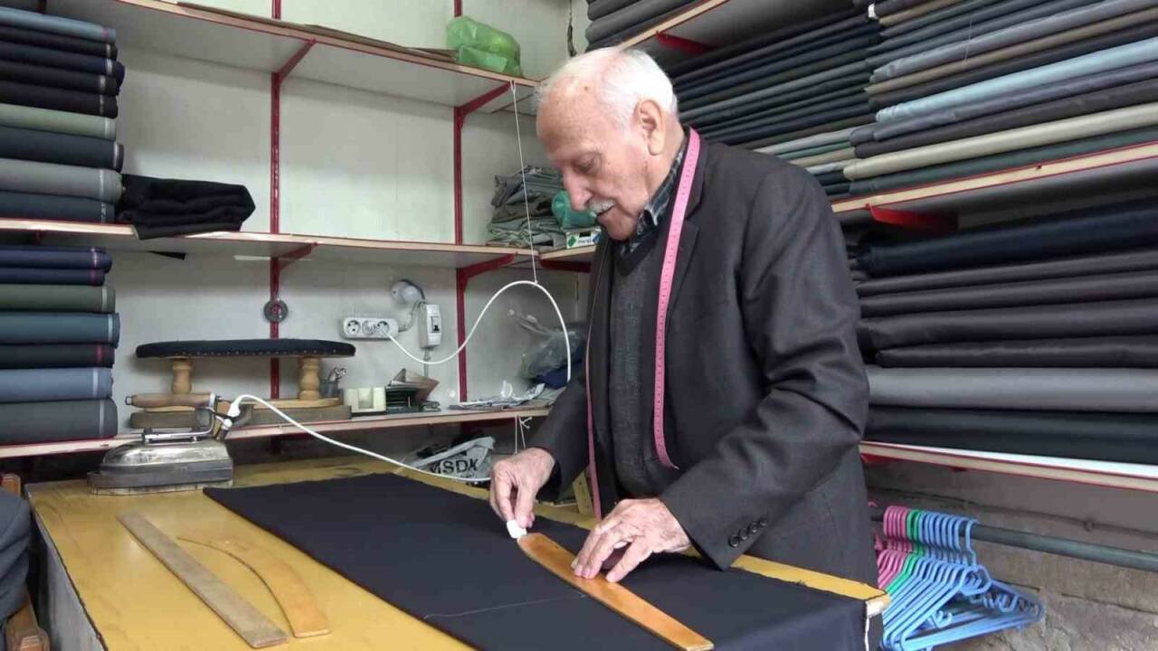 Adıyaman’da 66 yıldır terzilik yapan şalvar ustası Hacı Tümay, teknolojiye