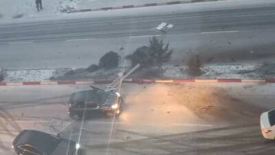 Siirt’te 6 aracın karıştığı kazada maddi hasar oluştu.