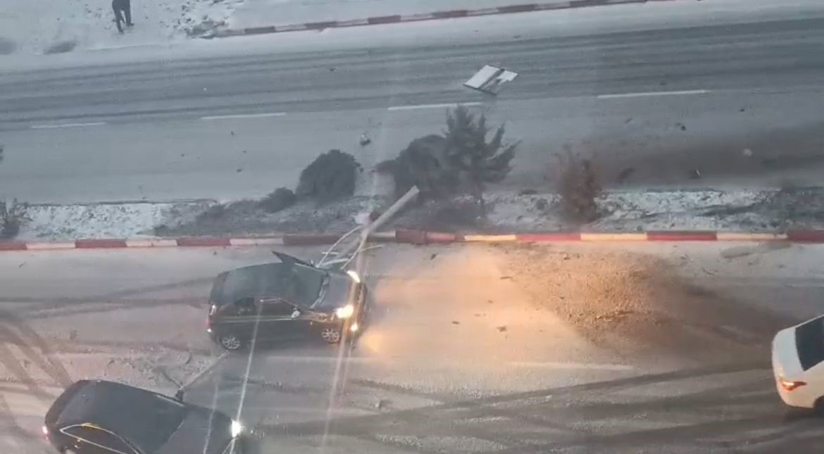 Siirt’te 6 aracın karıştığı kazada maddi hasar oluştu.