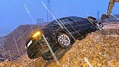 Siirt’te yol kenarına savurulan otomobilin sürücüsü yaralandı.