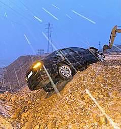 Siirt’te yol kenarına savurulan otomobilin sürücüsü yaralandı.