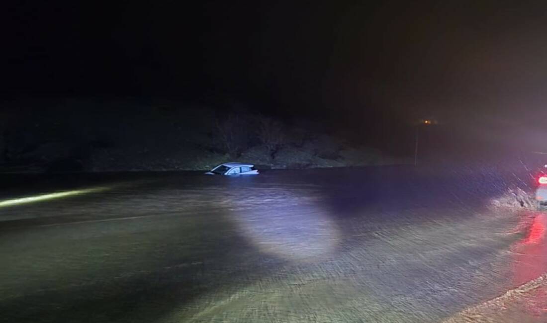 Adıyaman’da, sel sularına kapılarak suya gömülen araçtaki yolcu yaralandı.