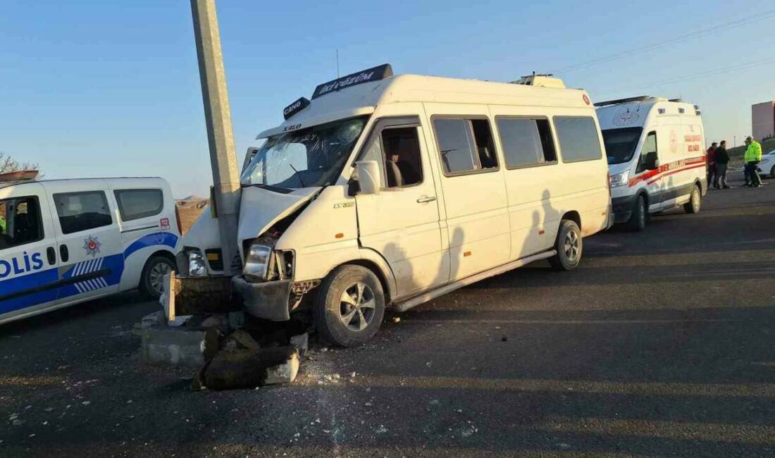 Tarım işçilerini taşıyan minibüsün direğe çarpması sonucu meydana gelen trafik
