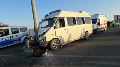 Tarım işçilerini taşıyan minibüsün direğe çarpması sonucu meydana gelen trafik