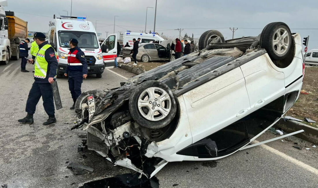 Adıyaman’ın Kahta ilçesinde otomobil ile hafif ticari aracın çarpışması sonucu