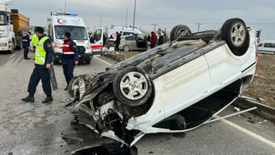 Adıyaman’ın Kahta ilçesinde otomobil ile hafif ticari aracın çarpışması sonucu