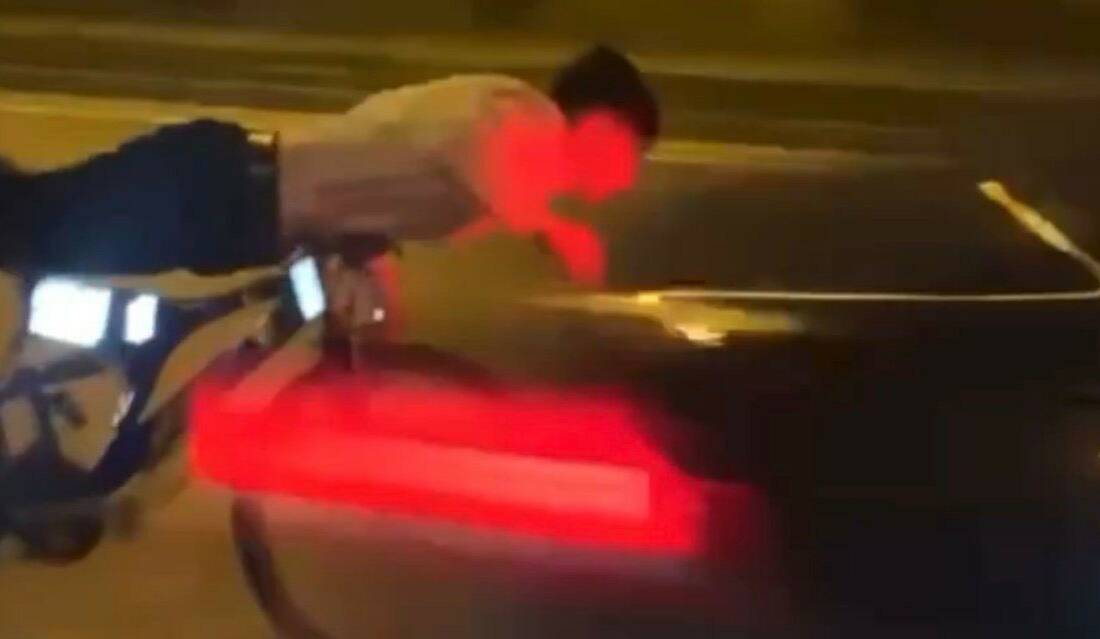 Gaziantep’te trafik yoğunluğu olan İpekyolu’nda üzerine uzandığı bisikletle akrobatik hareketler