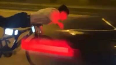 Gaziantep’te trafik yoğunluğu olan İpekyolu’nda üzerine uzandığı bisikletle akrobatik hareketler