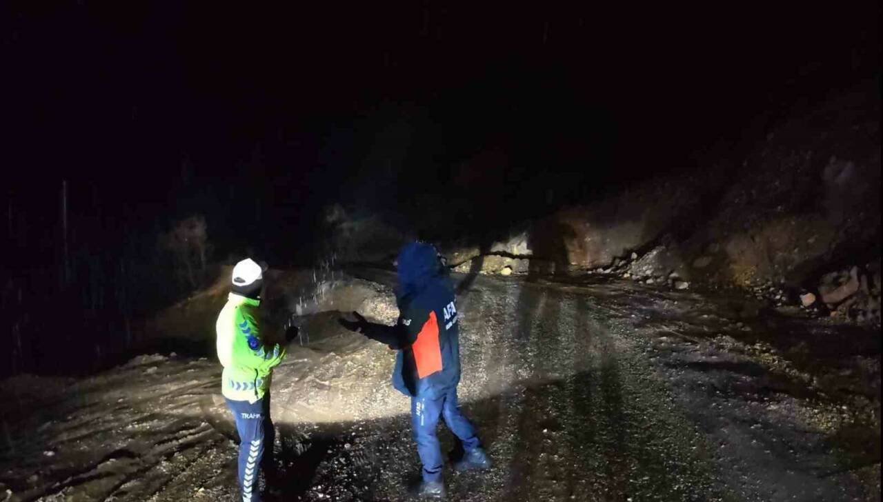 Adıyaman’ın Tut ilçesinde meydana gelen heyelandan dolayı 2 ev tahliye