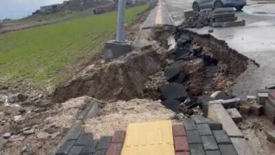 Diyarbakır’ın Silvan ilçesinde yağışlar nedeniyle yol ve kaldırımda kısmi çökme