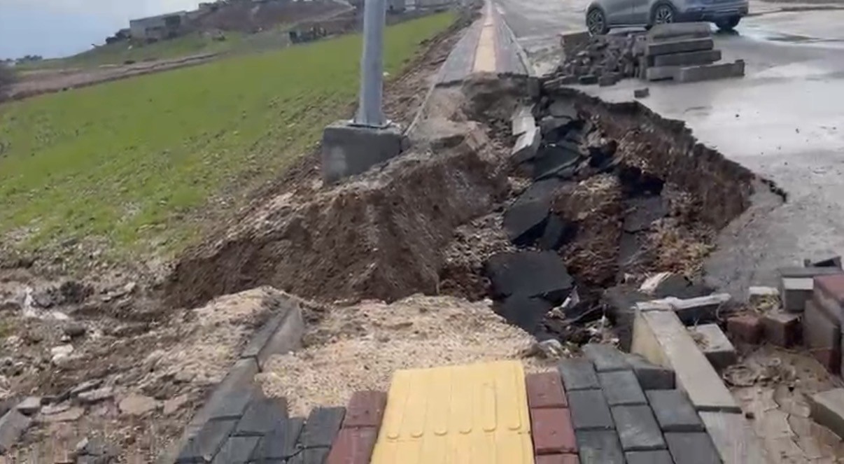 Diyarbakır’ın Silvan ilçesinde yağışlar nedeniyle yol ve kaldırımda kısmi çökme