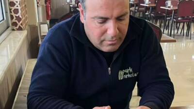 Şanlıurfa’nın Bozova ilçesinde evinin önünde ön kaputu açık halde duran