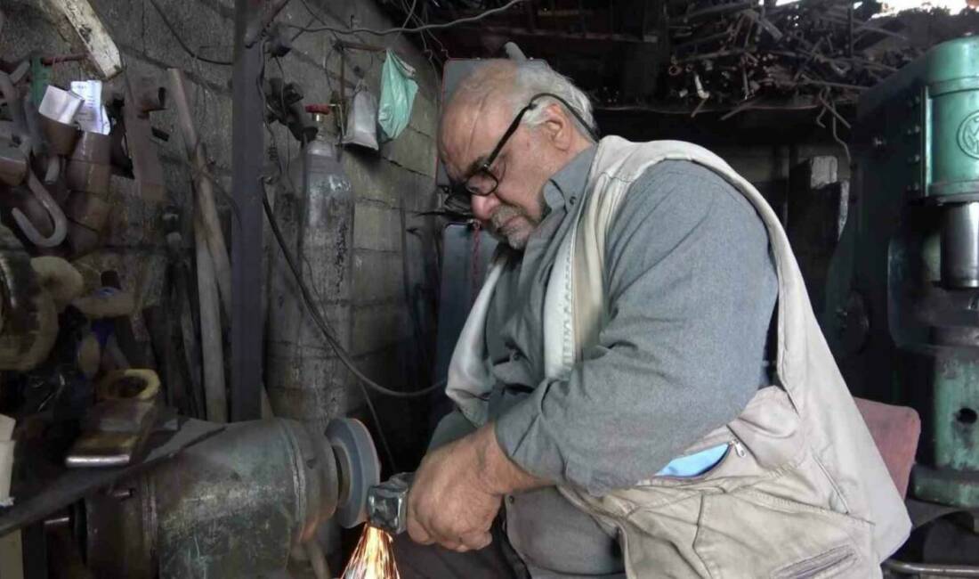 Adıyaman’da yaşayan Mustafa Uyan yarım asırdır sıcak demiri döverek tarım
