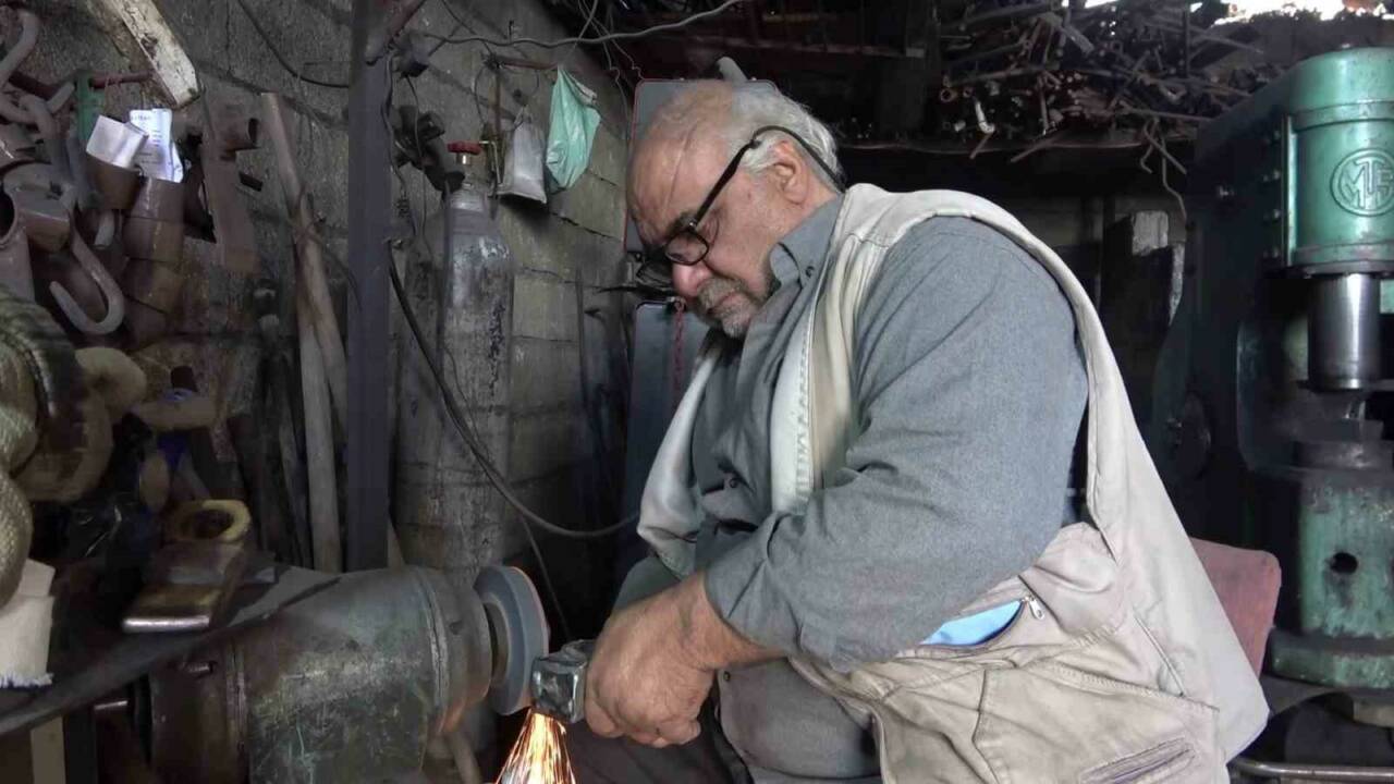 Adıyaman’da yaşayan Mustafa Uyan yarım asırdır sıcak demiri döverek tarım