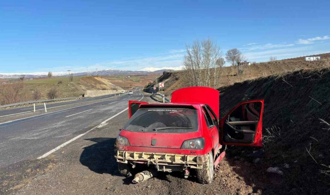 Adıyaman’ın Gölbaşı ilçesinde çukurdan dolayı kontrolden çıkan otomobilin şarampole yuvarlanması