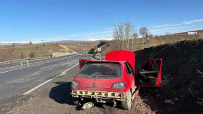 Adıyaman’ın Gölbaşı ilçesinde çukurdan dolayı kontrolden çıkan otomobilin şarampole yuvarlanması