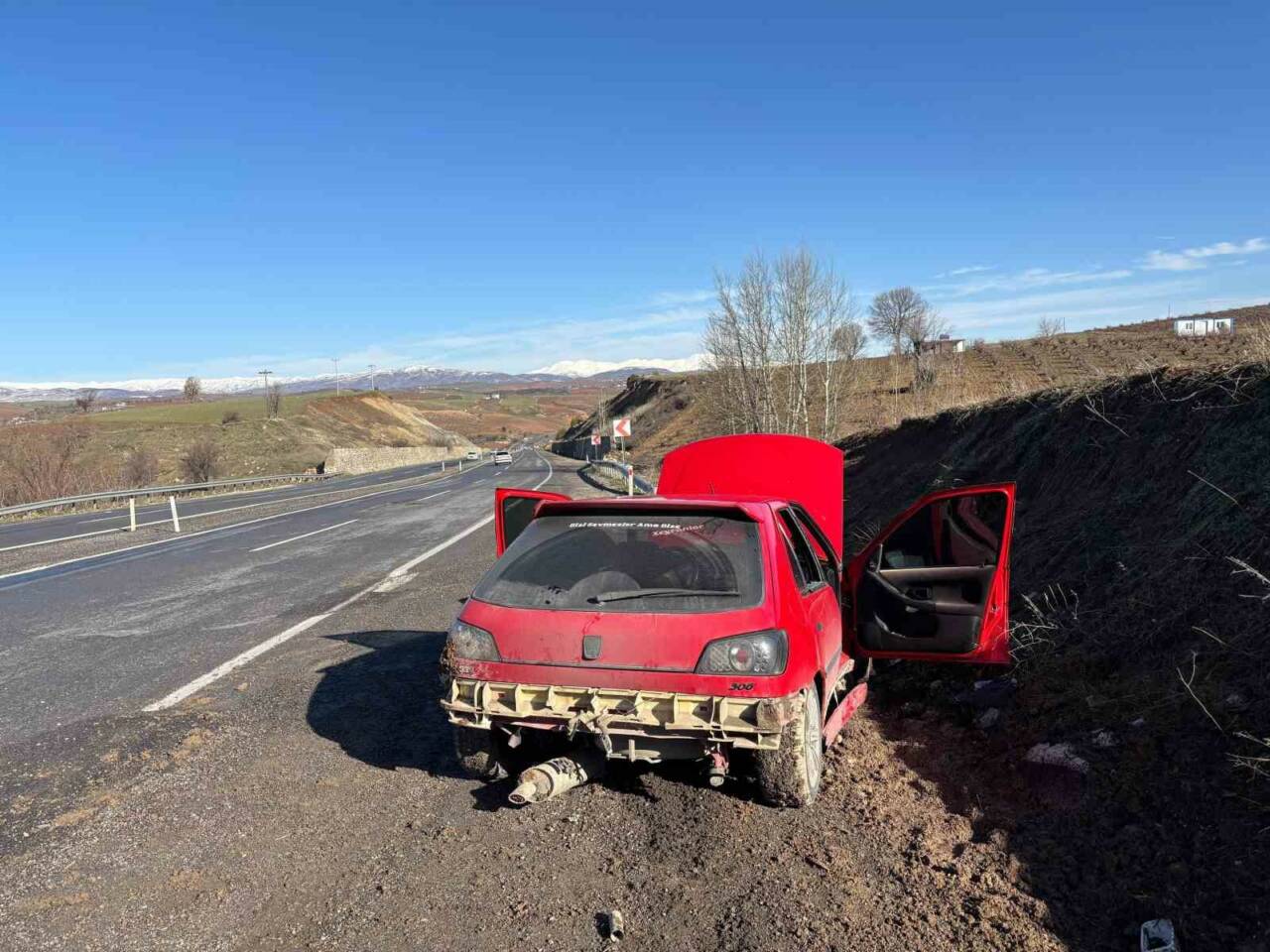 Adıyaman’ın Gölbaşı ilçesinde çukurdan dolayı kontrolden çıkan otomobilin şarampole yuvarlanması