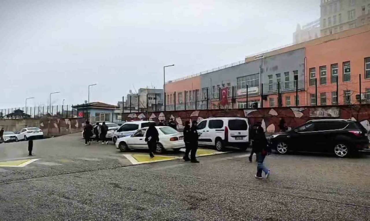 Şanlıurfa’da okulların çevresi ile öğrenci servislerinde yapılan denetimlerde 15 sürücüye